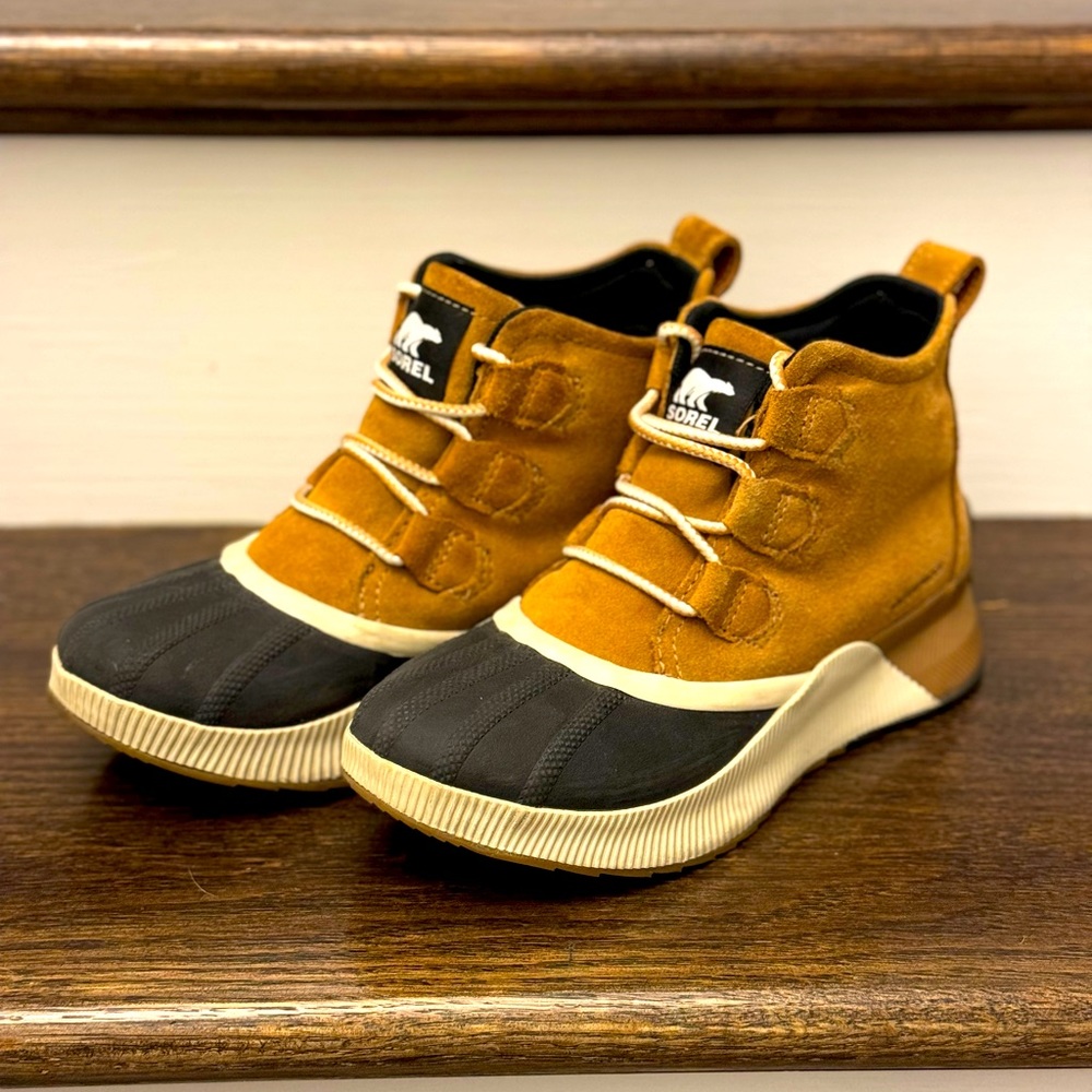 SOREL Tan and Black Waterproof Boys Boots size 4